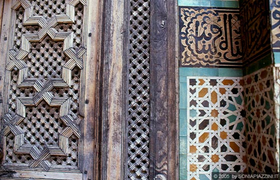 FES EL-BALI - Medersa Bou Inania - Particolare mattonelle zellij intagli in legno
