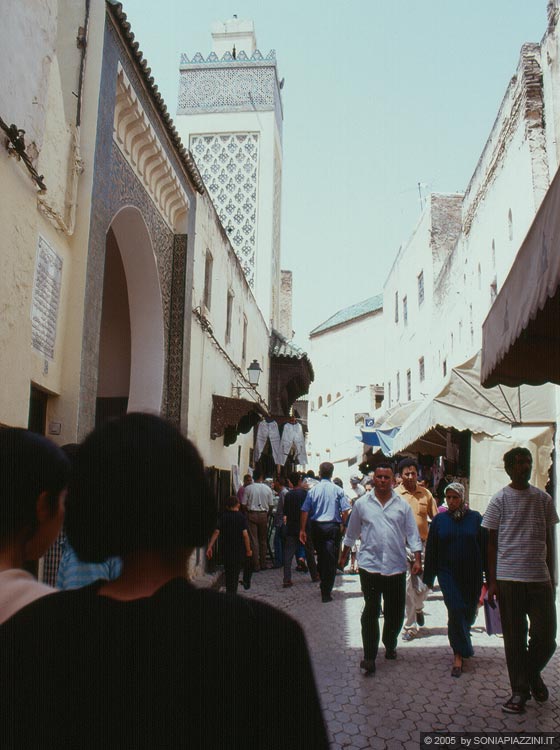 FES EL-BALI - Veduta di un minareto percorrendo le vie della medina 