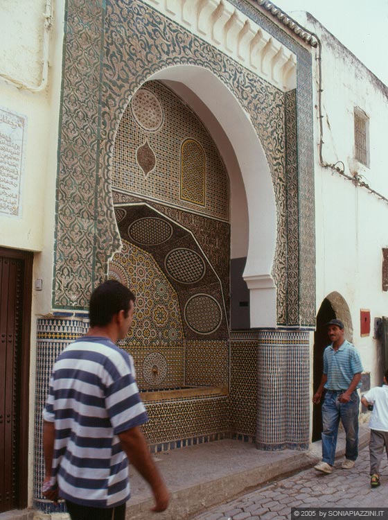 FES EL-BALI - Una caratteristica fontana per le strade della medina: si noti l'arco a ferro di cavallo e la ricca decorazione