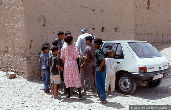 RISSANI - Bambini marocchini con ogni genere di richiesta assalgono Francesco