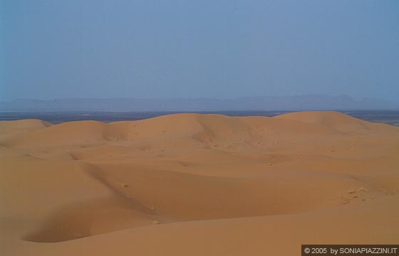 ERG CHEBBI - Gli intensi colori del deserto esaltati dalla luce del mattino: una visione che trasmette pace e relax