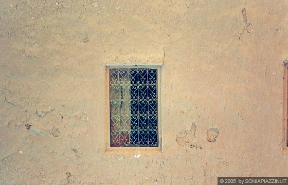ZONA CENTRALE DEL MAROCCO  - Particolare di una finestra che si staglia su un'assolata parete di terra della kasbah