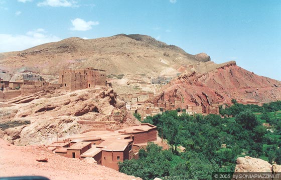 VALLE DEL DADES - Lungo il percorso osserviamo il paesaggio: kasbah tra monti