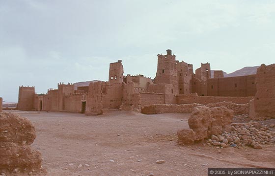 VERSO LA KASBAH AIT BENHADDOU - Una bella kasbah lungo il percorso