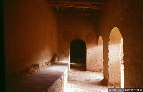 VERSO LA KASBAH AIT BENHADDOU - Lungo il percorso visitiamo questa kasbah - particolare di un loggiato all'interno delle mura