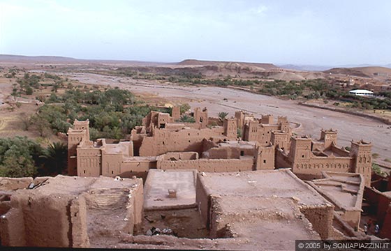 KASBAH AIT BENHADDOU - Vista d'insieme verso il letto del fiume