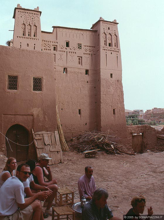KASBAH AIT BENHADDOU - I restauri hanno riportato alla luce la decorazione geometrica e le trame plasmate sulle pareti di terra 