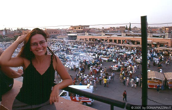 MARRAKESH - Piazza Djemaa el- Fna - Veduta della piazza quando sul finir del pomeriggio comincia ad animarsi, dalla terrazza del Café Glacier ai margini della piazza.