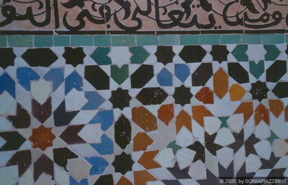 MARRAKESH - Medersa di Ali ben Youssef: particolare delle decorazioni in mattonelle zellij