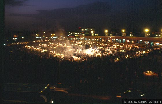 MARRAKESH - Piazza Djemaa el- Fna - Luci e fuochi alla sera nella'animata e popolare piazza