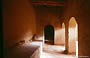 VERSO LA KASBAH AIT BENHADDOU. Lungo il percorso visitiamo questa kasbah - particolare di un loggiato all'interno delle mura