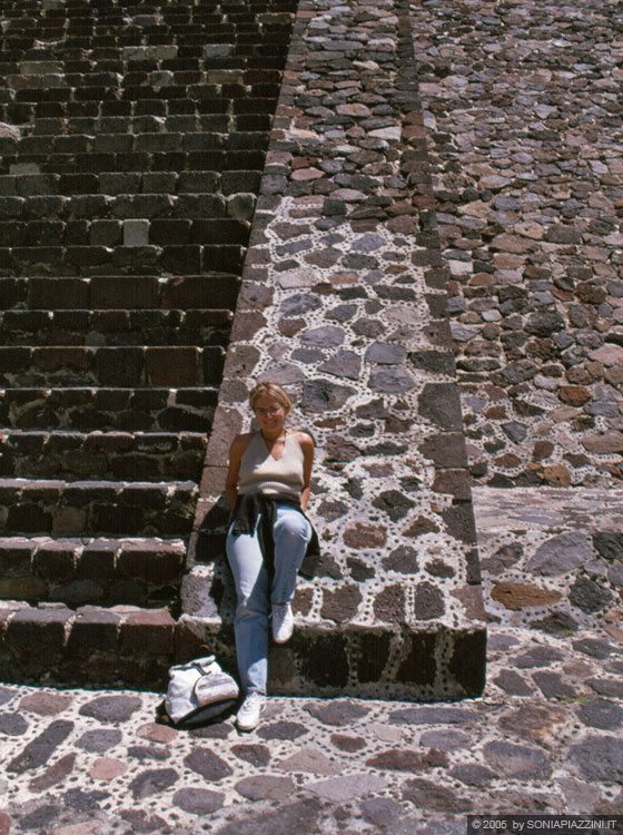 CENTRO CERIMONIALE DI TEOTIHUACAN  - Un pò di relax sulle imponenti scalinate