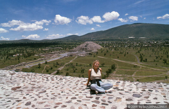 TEOTIHUACAN - La Piramide della Luna vista dalla Piramide del Sole