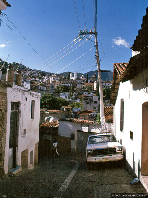 TAXCO - Le vie della cittadina con le numerose bancarelle dove si vendono prodotti in argento