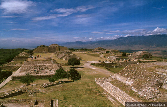 MONTE ALBAN - Vista generale di uno dei più importanti complessi architettonici della Mesoamerica