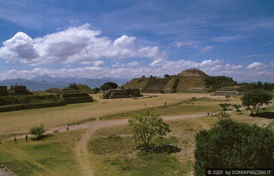 MONTE ALBAN  - Edifici centrali della Gran Plaza