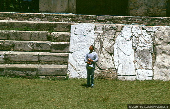 PALENQUE - Palacio - Francesco imita i personaggi in rilievo