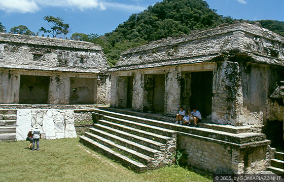 PALENQUE - Il patio del Palacio con la scalinata affiancata da alfardas (rampe lisce) in forma di personaggi inginocchiati