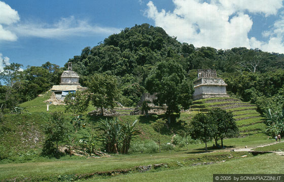 PALENQUE - Il Tempio del Sol (a destra) e il Tempio de la Cruz immersi in un meraviglioso scenario ambientale e paesaggistico