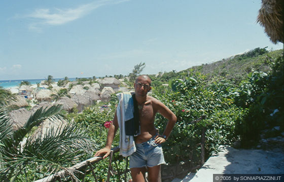 TULUM - La spiaggia con numerose cabane in paglia
