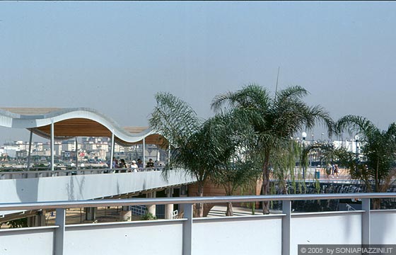 SIVIGLIA - EXPO'92 - la sfida bioclimatica nella progettazione degli spazi esterni - gli ampi pergolati  e le zone d'ombra
