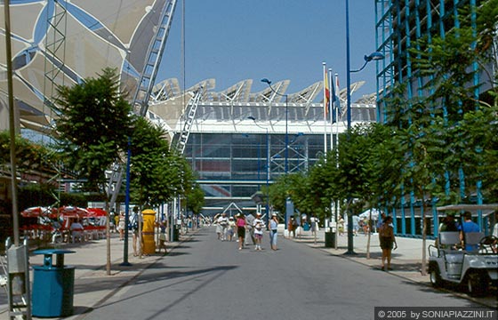 SIVIGLIA - EXPO'92 - Padiglione della Gran Bretagna - la parete d'acqua ad est