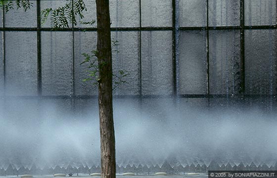 SIVIGLIA - EXPO'92 - Padiglione degli Stati Uniti d'America - i giochi d'acqua sulla cortina d'accesso