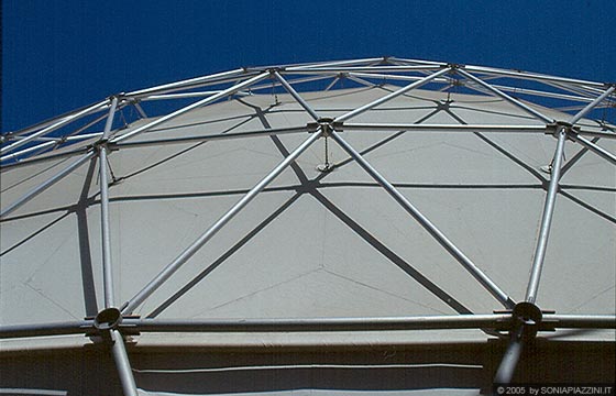 SIVIGLIA - EXPO'92 - Padiglione degli Stati Uniti d'America - particolare della cupola semisferica con struttura reticolare di acciaio