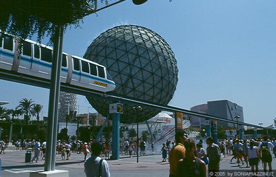 SIVIGLIA - EXPO'92 - il treno monorataia sopraelevato che percorre ad anello l'Expo, in corrispondenza dell'accesso al Viale delle Palme con in primo piano la sfera bioclimatica