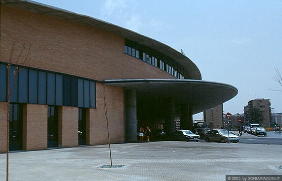 SIVIGLIA - Stazione di Santa Justa - l'ingresso principale sotto la grande pensilina curvilinea che si apre alla città 