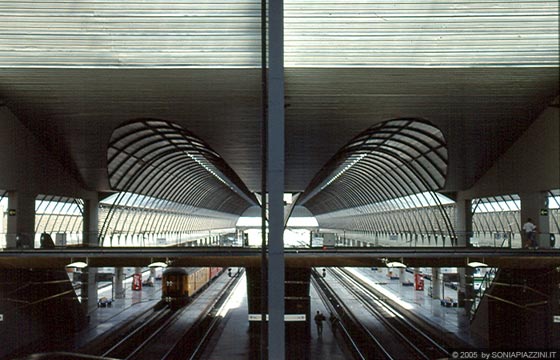 SIVIGLIA  - Stazione di Santa Justa - le pensiline a volte dei binari 