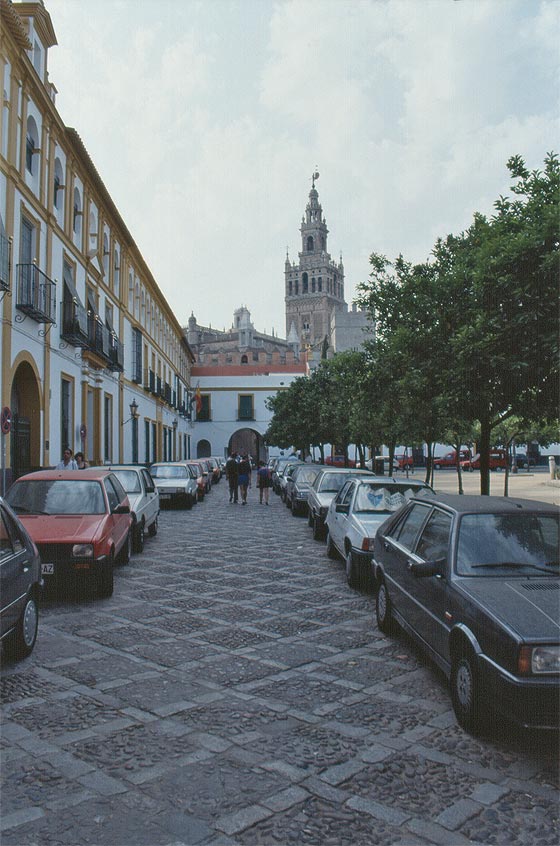 SIVIGLIA - Alcazar - la piazza antistante l'Alcazar con scorci sulla Giralda