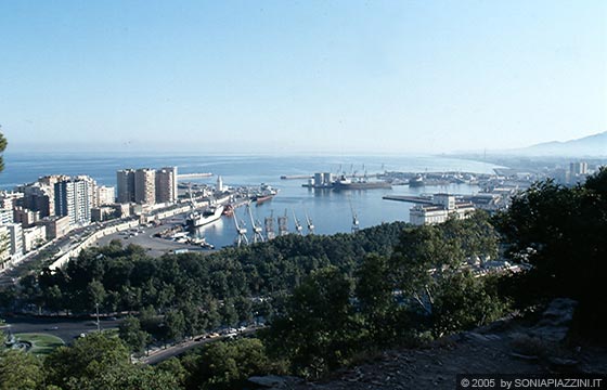 COSTA DEL SOL - Malaga - Dalla Fortezza del Gibralfaro panorama sulla città e sulla baia