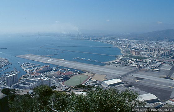 COSTA DEL SOL - Gibilterra - vista sulla pista dell'areoporto dal castelletto arabo