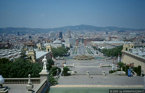 BARCELLONA - Vista su Plaza de Espanya dall'Avenida de la Reina Maria Cristina