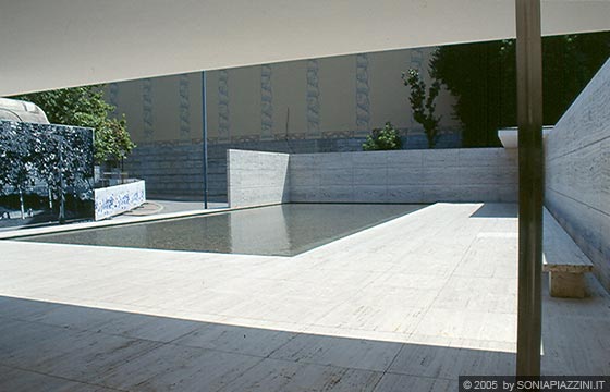 BARCELLONA - Padiglione di Mies Van der Rohe - la nitidezza degli spazi esterni