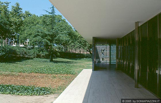 BARCELLONA - Padiglione di Mies Van der Rohe - continuità visiva e spaziale fra interno ed esterno