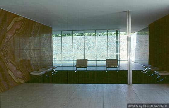 BARCELLONA - Padiglione di Mies Van der Rohe - la concezione dello spazio