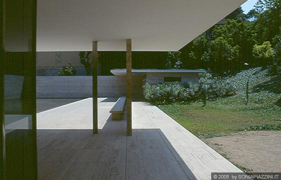 BARCELLONA - Padiglione di Mies Van der Rohe - gli spazi esterni molto nitidi