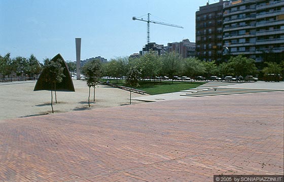 BARCELLONA - Piazza General Moragues nei pressi del Ponte di connessione viaria FELIPE II 