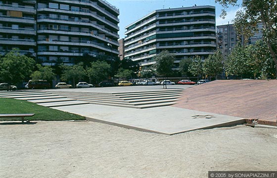 BARCELLONA - Piazza General Moragues - l'intersezione delle tre superfici di materiali e colori diversi 