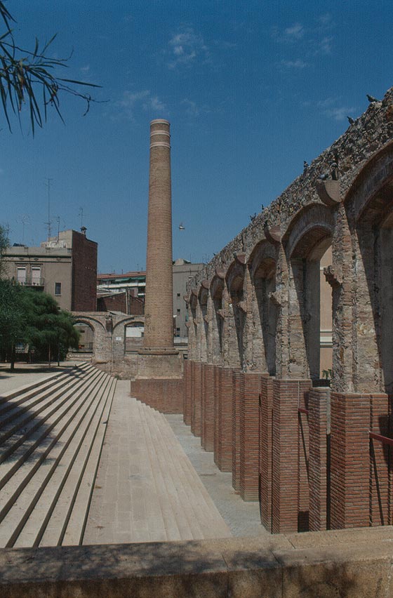 BARCELLONA - Parco del Clot - le strutture architettoniche preesistenti conservate come cornice monumentale della piazza-giardino