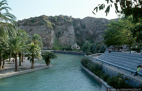 BARCELLONA - Parco della Creueta del Coll - passeig de la Mare de Deu del Coll - la scultura sospesa 