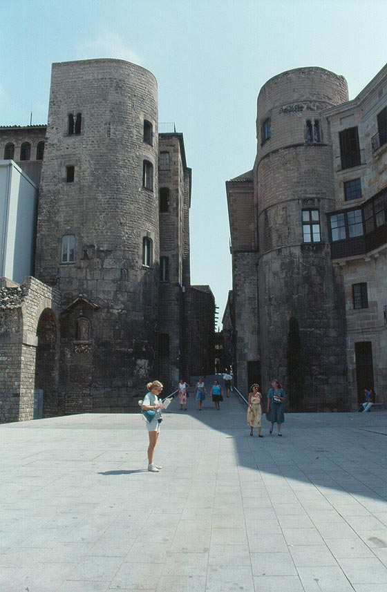 BARCELLONA - Palau Episcopal - carrer Bisbe Irurita