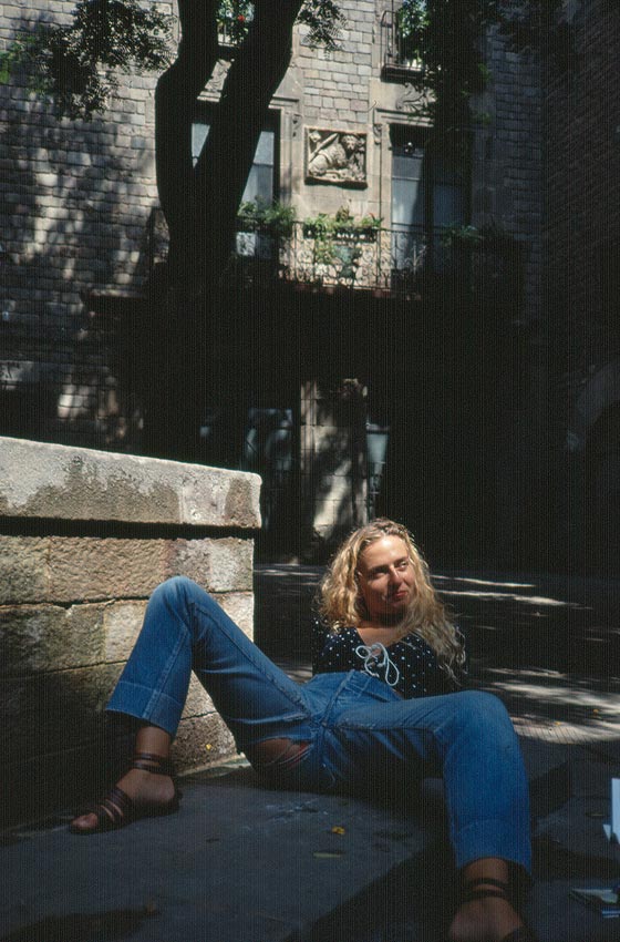 BARCELLONA - Placa San Felipe Neri - io sdraiata vicino alla fontana