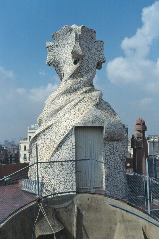 BARCELLONA - Casa Milà - La Pedrera - Sovrastruttura dalla forma fantasiosa nel terrazzo di copertura