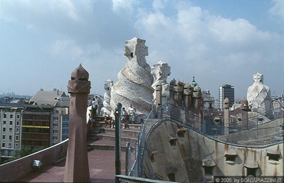 BARCELLONA - Casa Milà - La Pedrera - Il paesaggio surreale e fiabesco al piano copertura - Le forme e i camini 