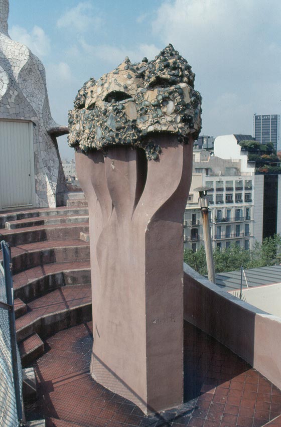 BARCELLONA - Casa Milà - La Pedrera - Particolare di un gruppo di camini fantasiosi