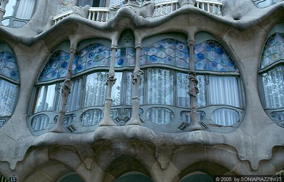 BARCELLONA - Casa Batllò - particolare della finestre con struttura organica