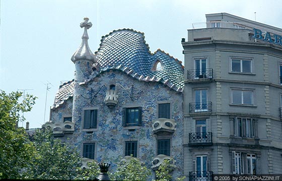 BARCELLONA - Casa Batllò - particolare della facciata e della copertura a mosaico policromo